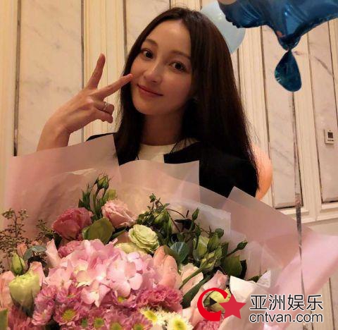 姚笛庆37岁生日 晒鲜花却被手上的戒指抢镜