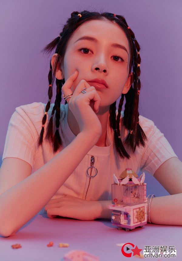陈瑶“眼”技修炼 甜美粉嫩装点春日烂漫