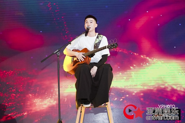 白举纲自弹自唱《三季》,调侃自己“睡觉也能得奖”