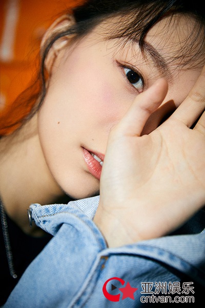 新生代演员刘珂君休闲美图 酷Girl上线率真俏皮