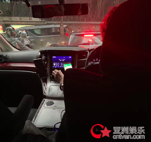 曝张柏芝妈妈开网约车 疑自力更生补贴家用