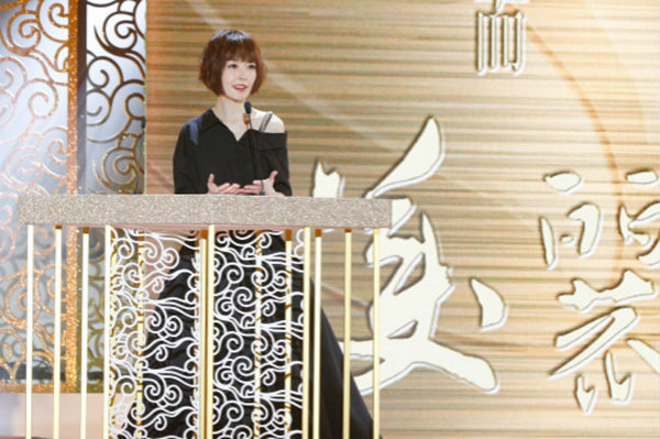 陈鲁豫出席“影响世界华人盛典”虔诚致敬杰出“中国工匠代表”