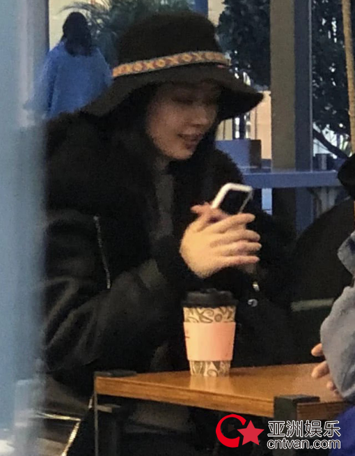 郭碧婷刷手机露甜笑 疑与未婚夫向佐短讯传情