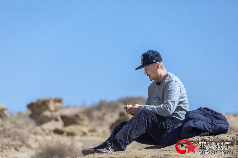 《少年可期》腾格尔用化妆水洗头让杨迪惊呆