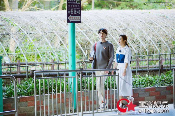 张轩睿被搭讪Selina称”我们在约会“ 沈梦辰带海涛回家认亲