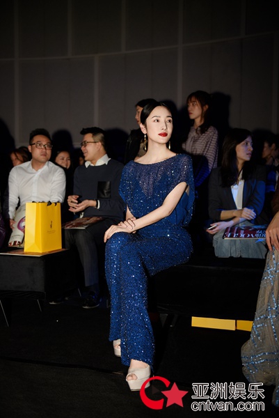 演员王妍苏亮相上海时装周,质感造型精致典雅!