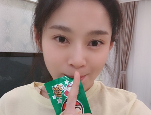 王媛可偷吃儿子零食 “泰妍同款糖”抢镜