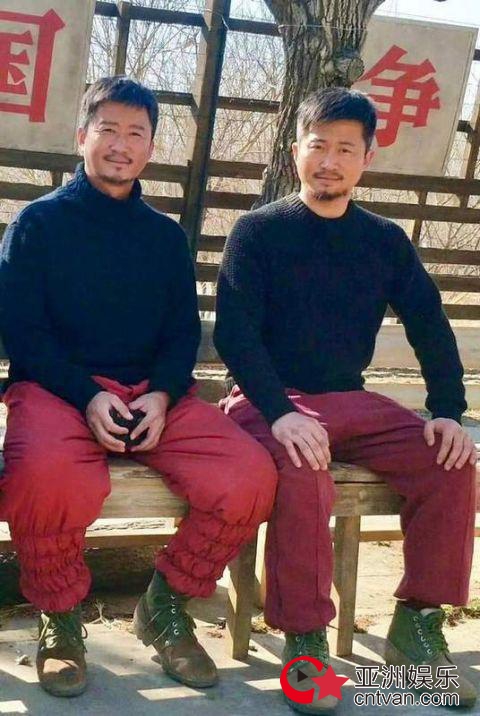 吴京和替身合影 动作神态太像简直傻傻分不清!