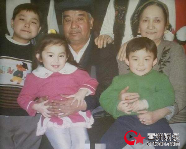 娜扎童年照似洋娃娃 肤白貌美乖巧可爱