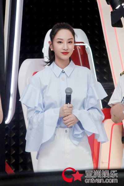 郑希怡亮相某活动现场 知性大方尽显母性光环