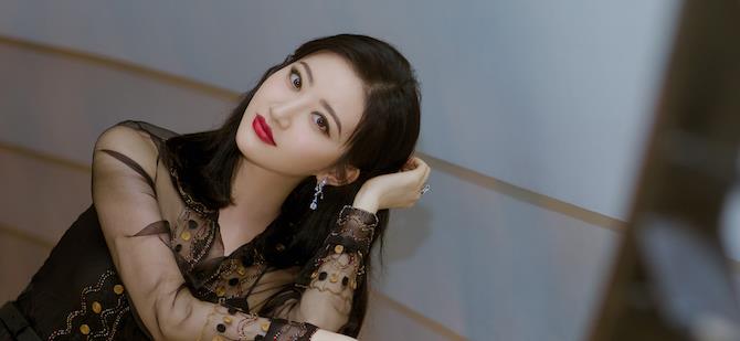 景甜成都亮相品牌活动 红唇白肌宛如精灵