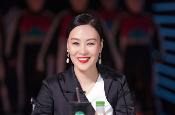 邬君梅《巅峰之夜》全新现场照曝光 超强时尚表现力提供穿搭新思路