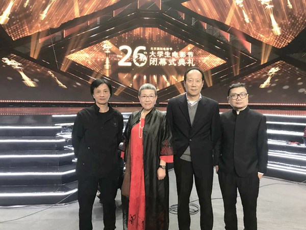 《红花绿叶》亮相大学生电影节闭幕红毯 导演刘苗苗被学生疯狂安可