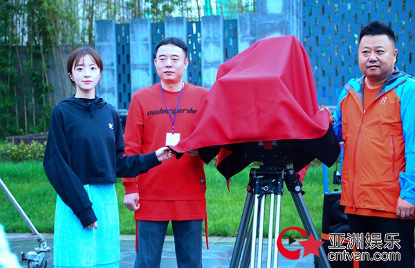 胡冰卿新剧《最好的时代》开机 挑战出演女工程师