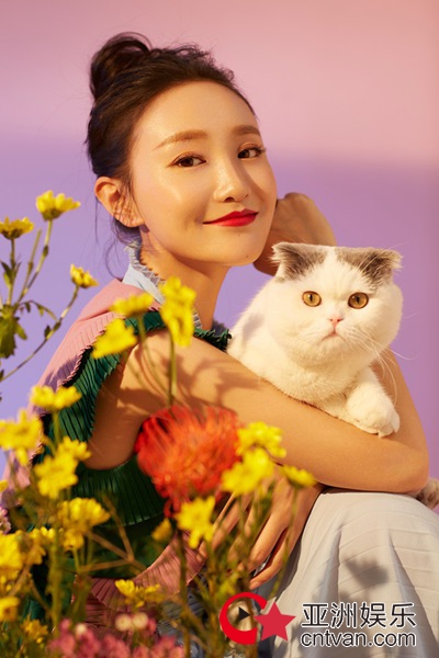 康琳浠曝甜美温柔风写真 假期小惬意扑面引极度舒适