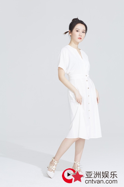李墨之夏日写真灵动清新 《破冰行动》即将开播受期待