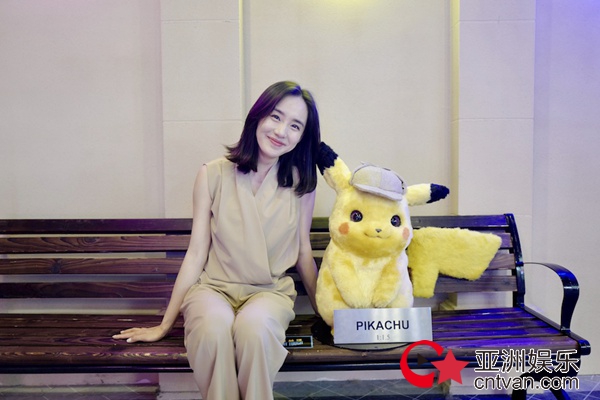 王智与大侦探皮卡丘同框 笑容甜美温暖流露幸福