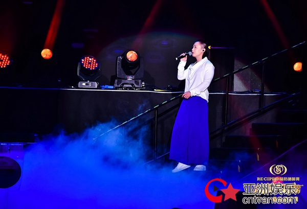 戴荃音乐先锋榜盛典献唱《同时》引共鸣揽获三项音乐大奖