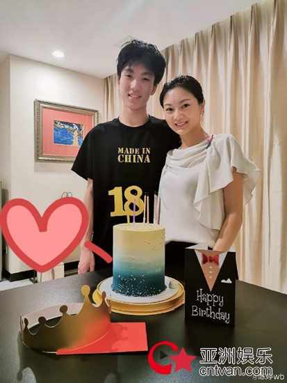 张艺谋儿子成人礼 妈妈陈婷发文寄予厚望!