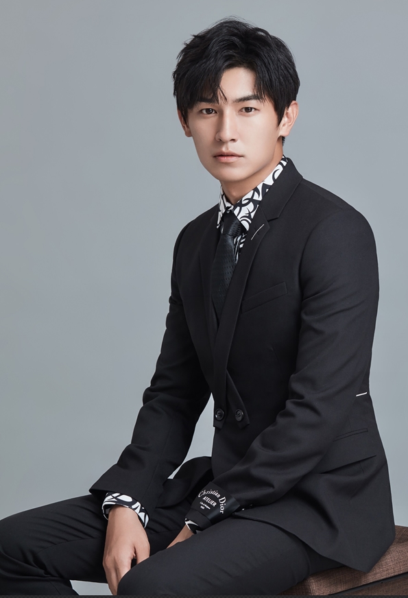 杨旭文西装写真曝光  时尚简约尽展型男魅力