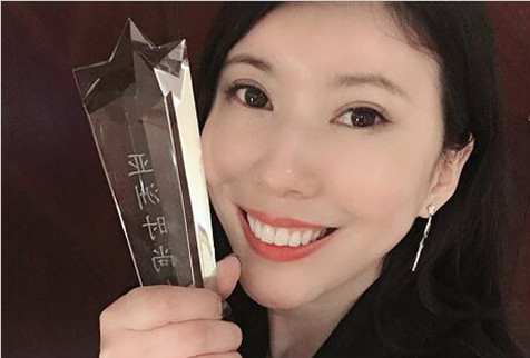 叶贝文在第六届《亚洲时尚人物大典》荣获“亚洲杰出歌手”奖