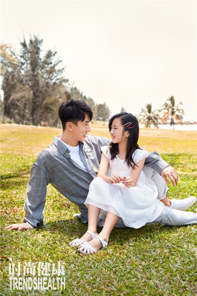 吴尊父女时尚杂志封面甜暖释出 Nei Nei白裙恬静气质十足