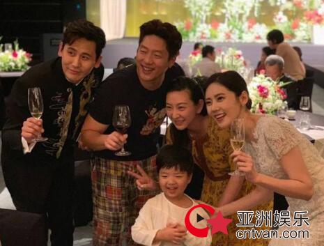 凌潇肃赴秋瓷炫婚礼 《回家的诱惑》品如世贤世纪大同框!