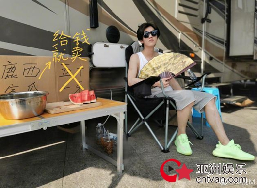 鹿晗新戏杀青发文 手拿扇子坐街边椅子好惬意!