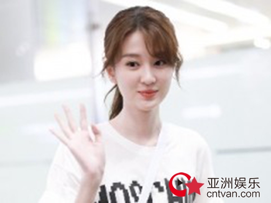乔欣懒传闻卖萌挥手 甜美娇俏白到发光