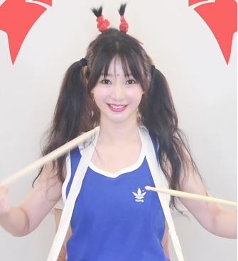 柳岩双马尾扮嫩打鼓庆六一 欢唱童谣抖腿抱猫走秀放飞自我