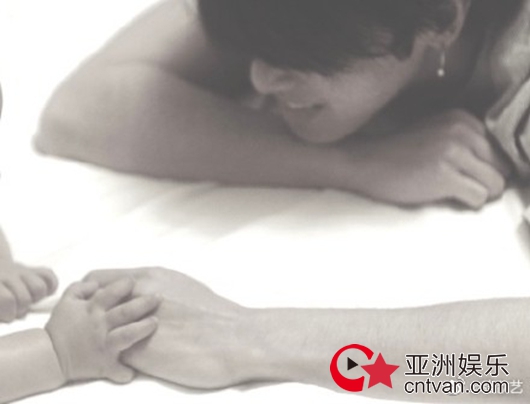 华晨宇趴着陪张歆艺儿子玩 地球人险胜火星人是什么梗?