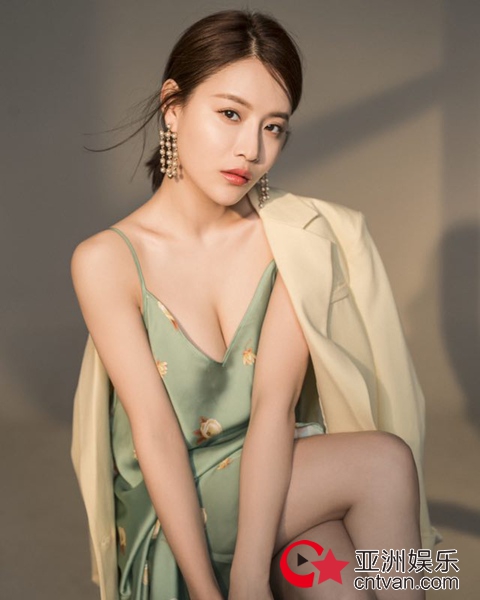 蔡蝶释端午大片 时髦质感展知性魅力