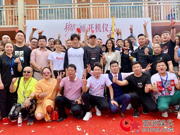 王智《移情大师》成都开机 与克拉拉再聚同框似姐妹