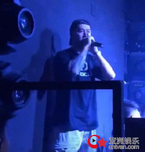 蒋劲夫酒吧当DJ 手上纹身和金手表抢镜!