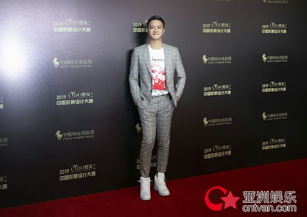 白一弘现身中国时尚美妆周 《盗墓笔记之怒海潜沙》热播
