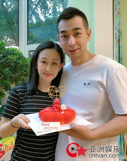 赵文卓结婚13周年 爱妻张丹露晒甜蜜合影!