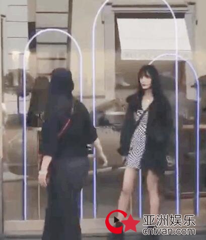 杨幂刘海造型曝光 穿吊带裙搭马丁靴又美又仙!