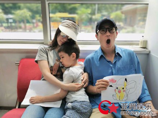 嗯哼幼儿园毕业很难过 霍思燕晒合影一家三口相依偎!