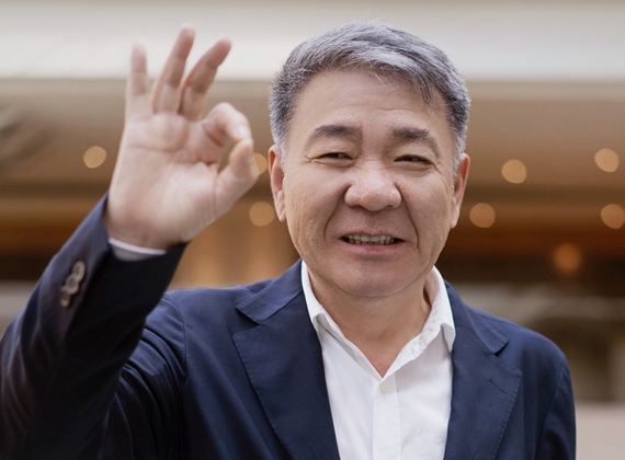 郑晓龙携新片《三色镯:破谜重生》亮相上影节 明星阵容闪耀红毯