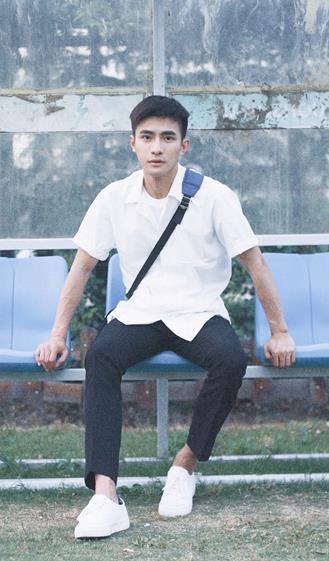青年演员鲍李宁校园写真曝光 清新演绎“心动学长”
