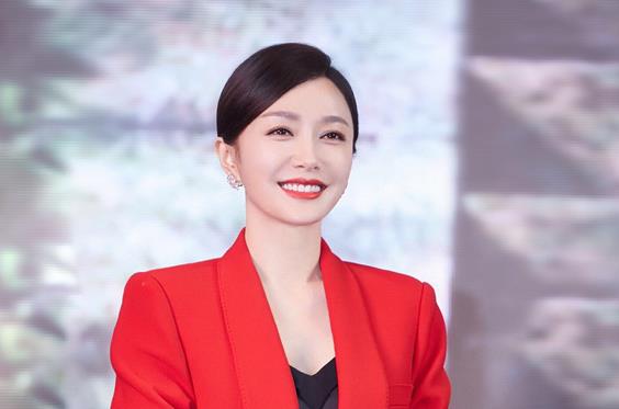 秦岚红西装帅气现身《决胜时刻》发布会 首度演绎宋庆龄感受历史厚重
