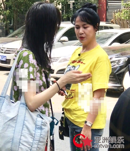 郑爽和妈妈同框 网友建议爽妈教女儿穿着打扮!