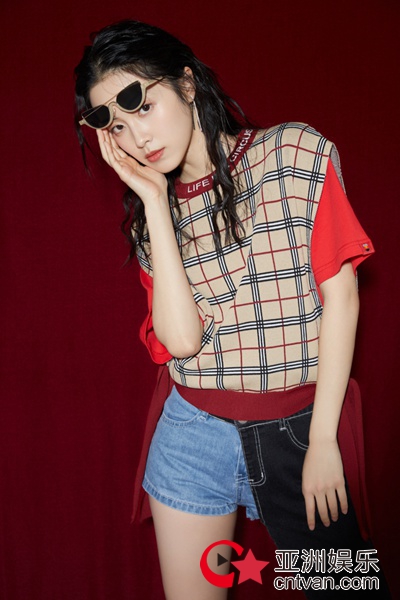 章乐韵鬼马写真曝光 酷girl上线气场全开