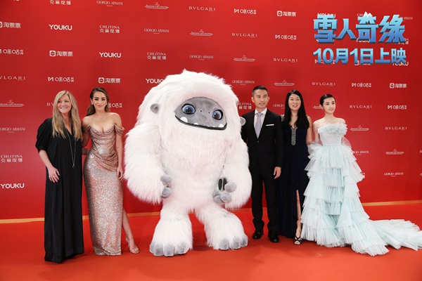 中美主创汪可盈张子枫齐亮相 电影《雪人奇缘》剧组点燃上海国际电影节闭幕式红毯