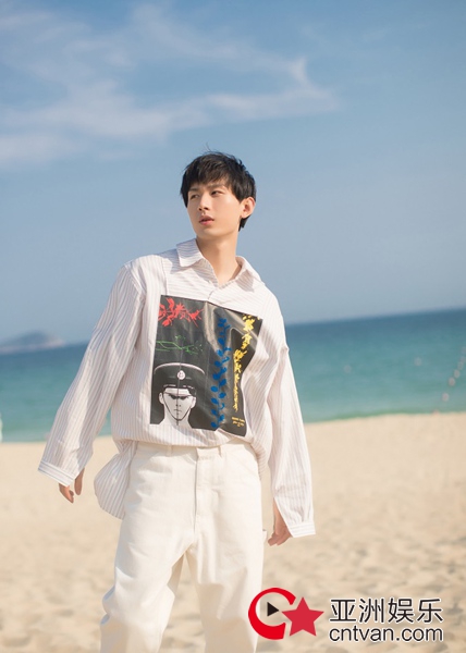 成毅夏日海边写真曝光 明朗洒脱展清爽质感