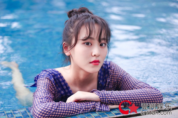 新晋小花旦丁芝天“美人鱼”上线 悠然戏水纯真可爱