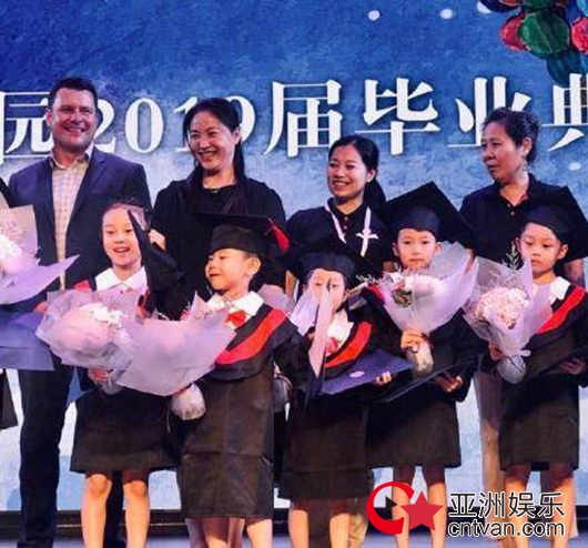 姚晨晒儿子毕业照 李小璐女儿甜馨意外出镜!