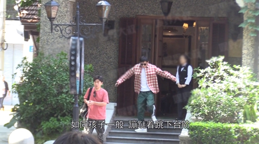 李晨分手后首现身 下楼梯蹦蹦跳跳神情轻松!
