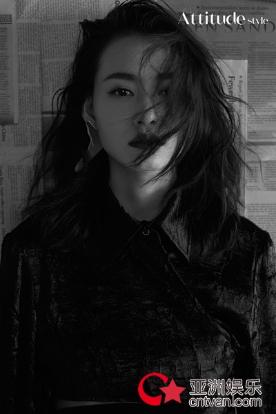 柴碧云写真与新角色成反差 卷发红唇诠释时尚态度