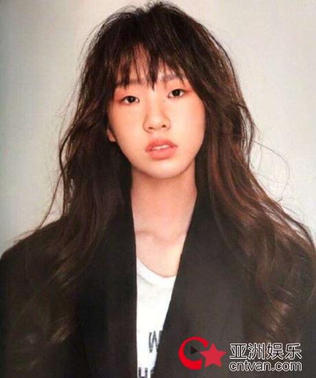 小S大女儿拍杂志 长发微卷气质清冷!